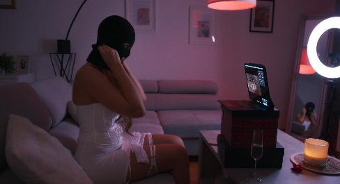 VIRTUÁLNÍ PŘÍTELKYNĚ